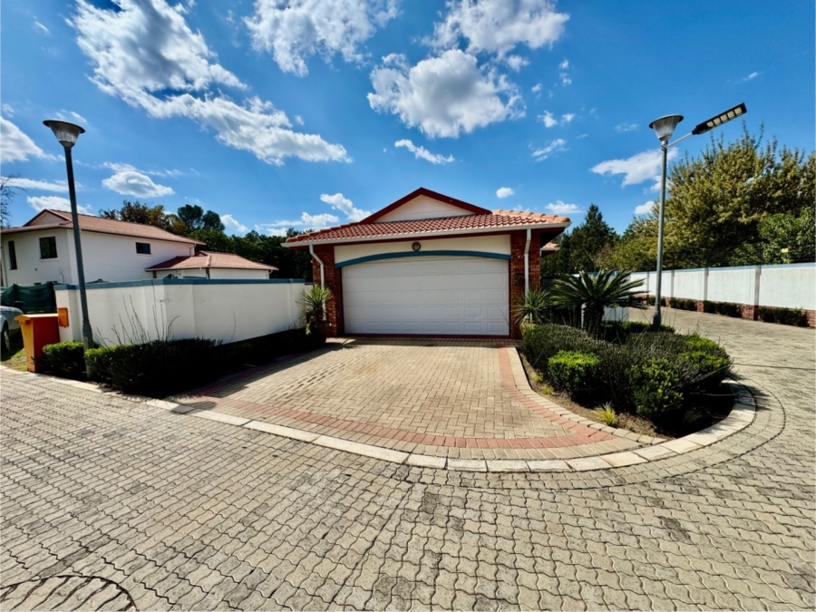 3 Bedroom Property for Sale in Van Der Hoff Park North West